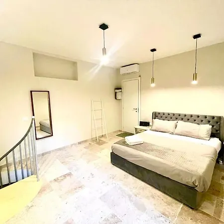 Charming Little House With Patio Close To Monaco *